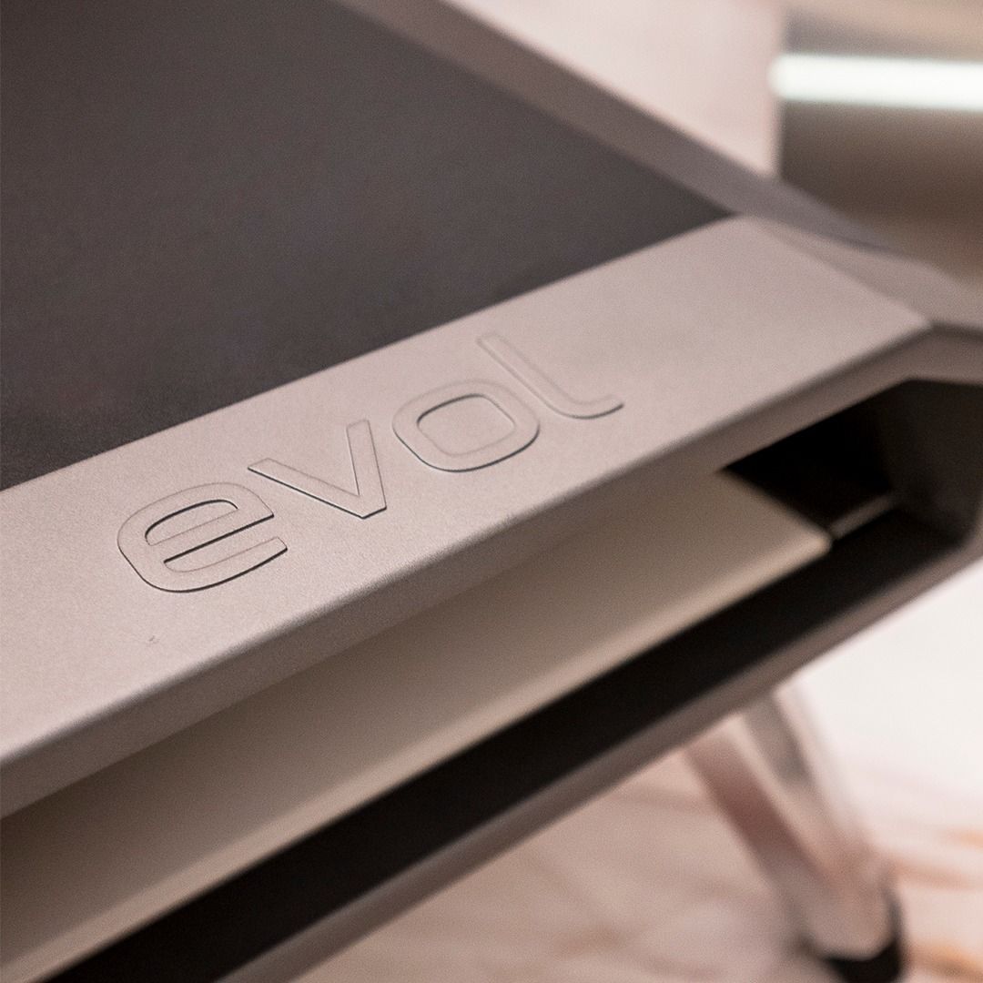 A palavra evoluir que está em um pedaço de metal