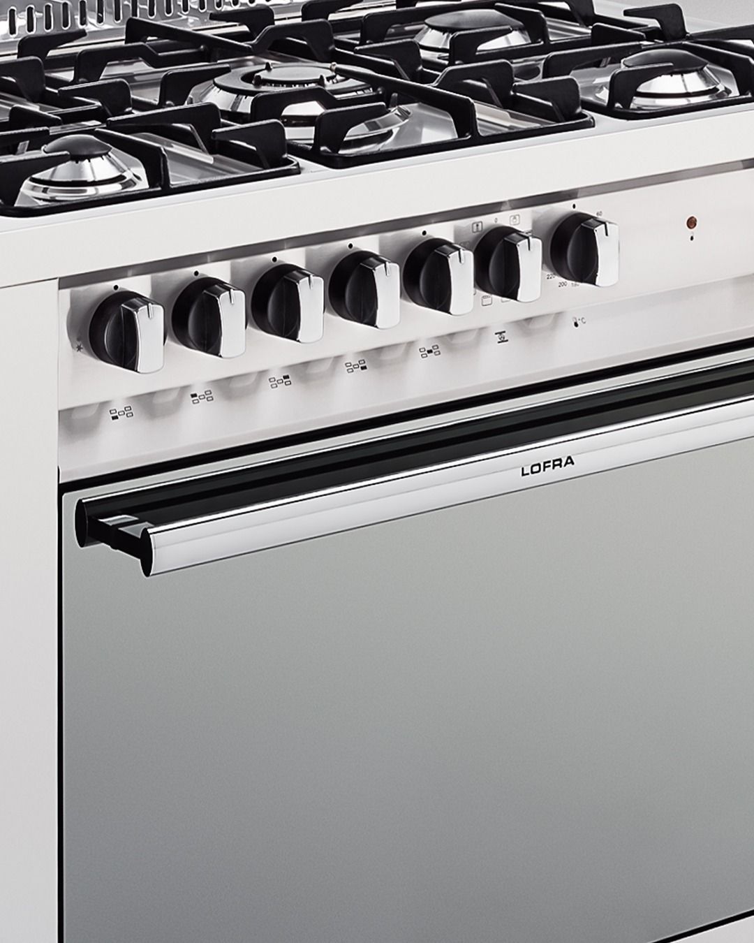 Um forno de fogão de aço inoxidável com porta de aço inoxidável