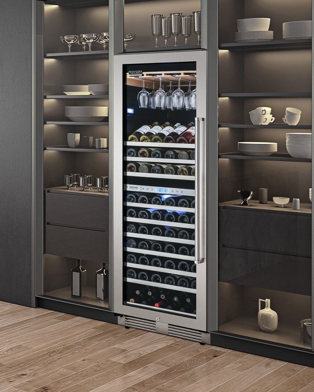 Um refrigerador de vinho é embutido na parede de uma cozinha