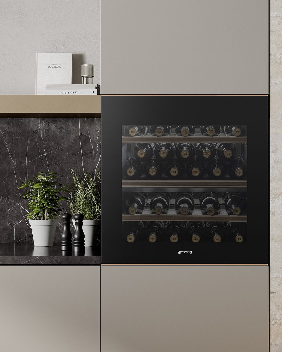 Um refrigerador de vinho está embutido na parede de uma cozinha.