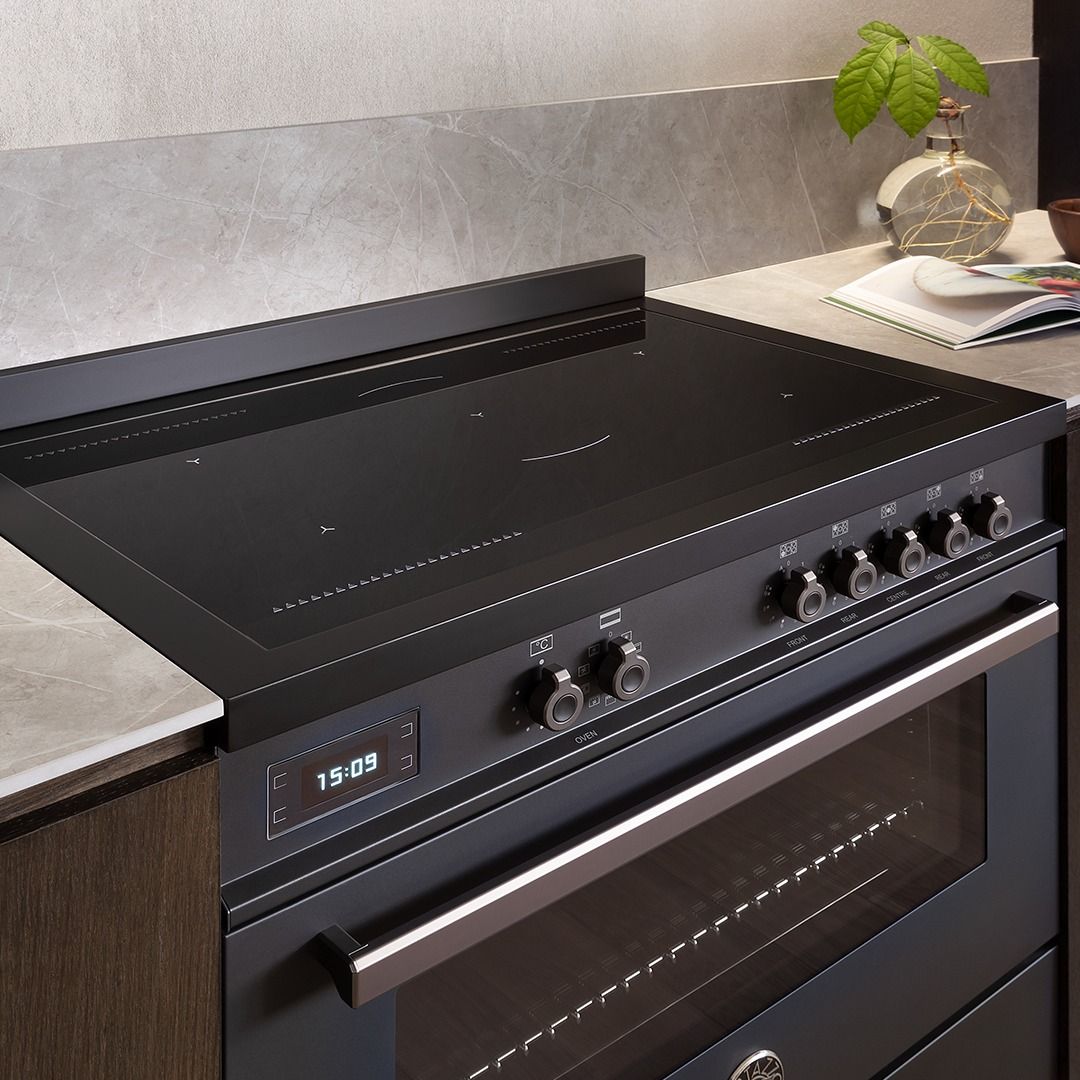 Um fogão preto com display digital que indica 12:59