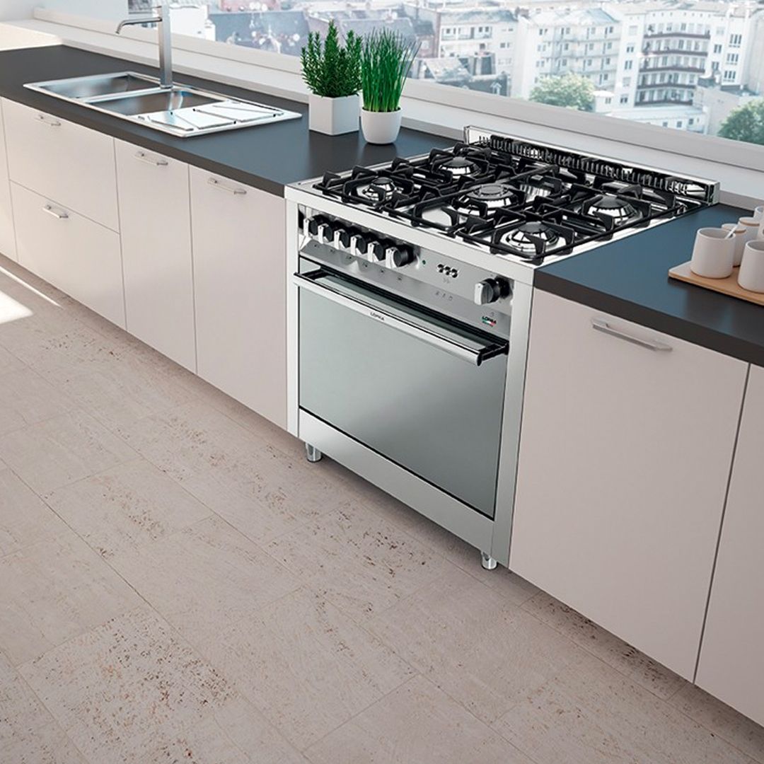 Uma cozinha com fogão, forno e pia