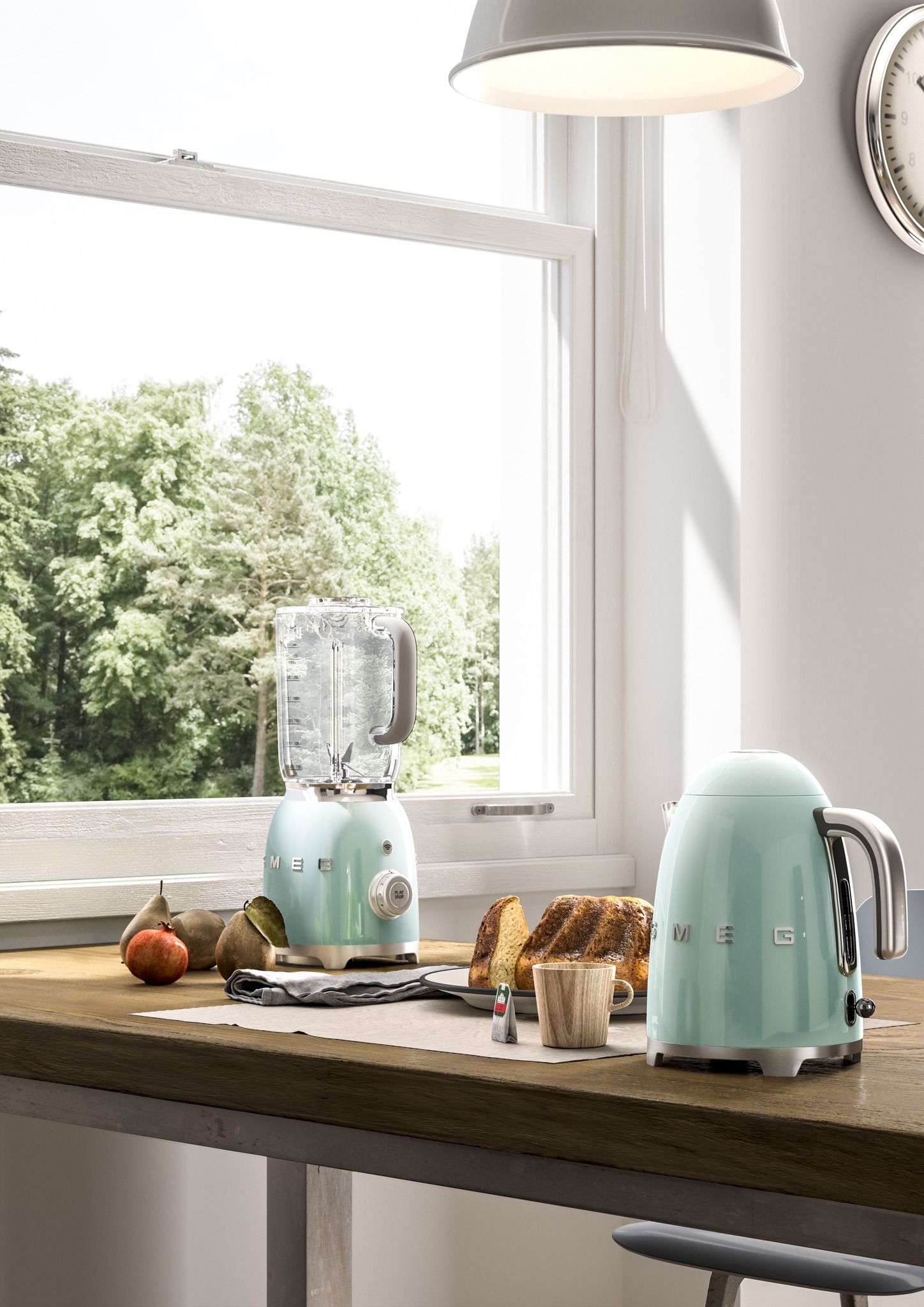 Um balcão de cozinha com torradeira, chaleira e liquidificador.