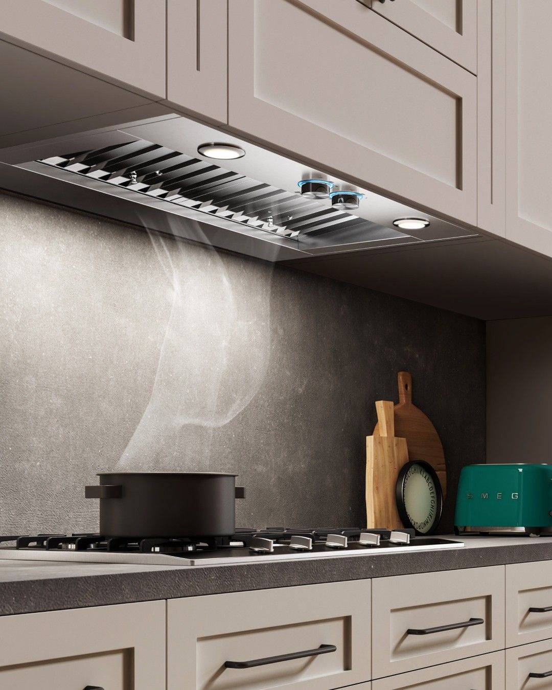 Uma panela está cozinhando no fogão de uma cozinha.