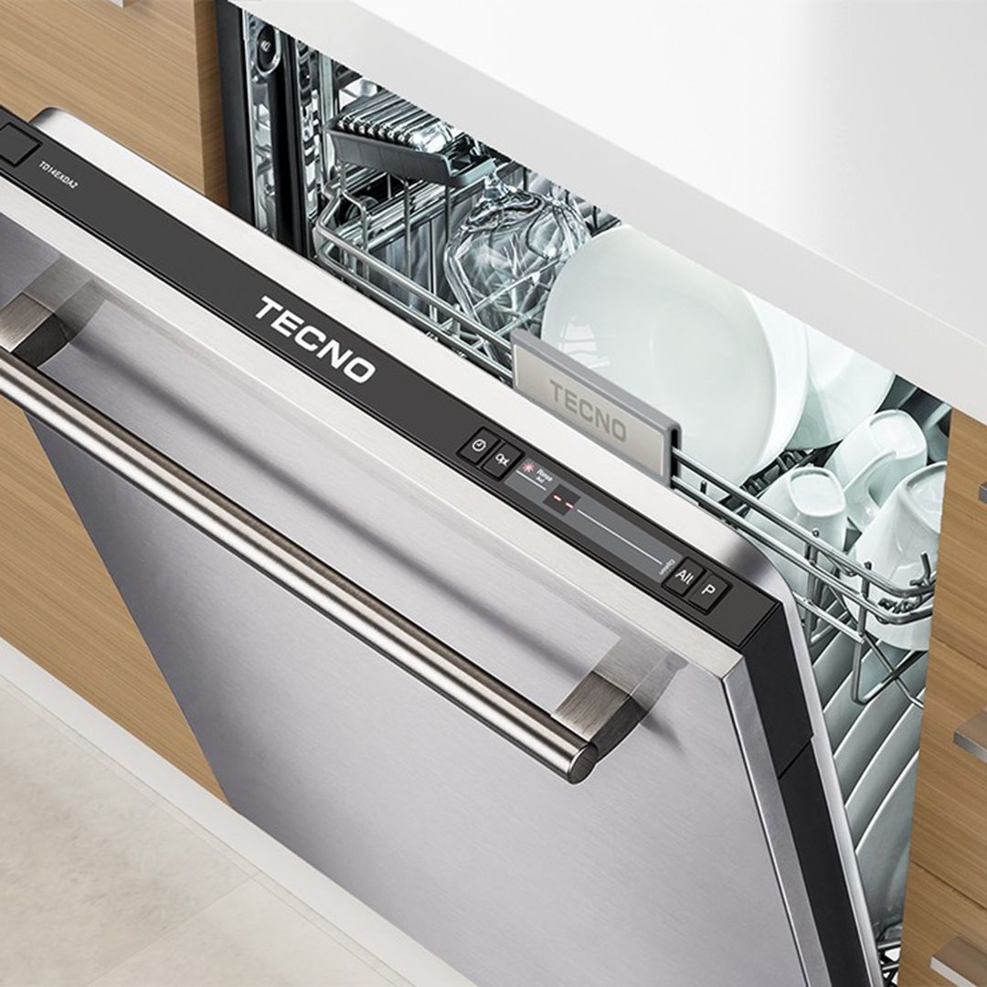 Uma máquina de lavar louça de aço inoxidável com a porta aberta