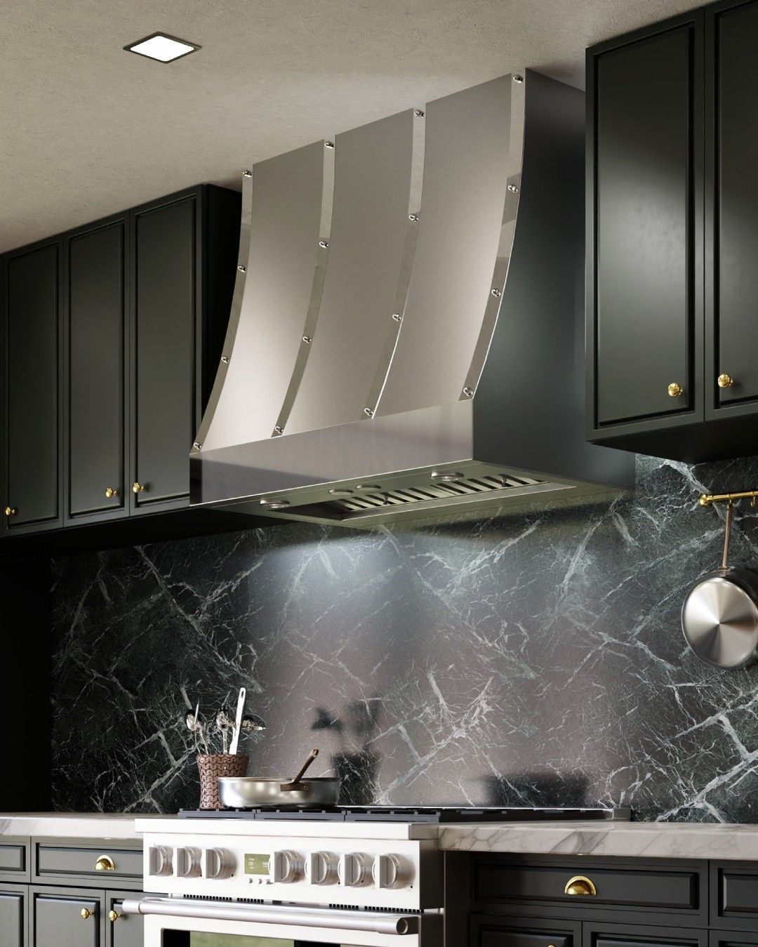Uma cozinha com armários pretos e exaustor de aço inoxidável