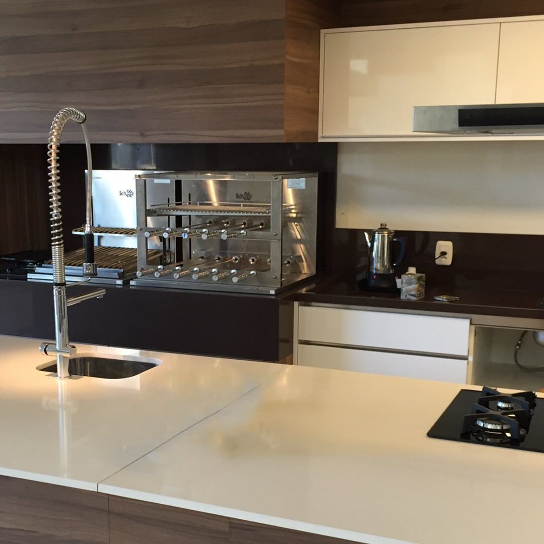 Uma cozinha com pia e fogão