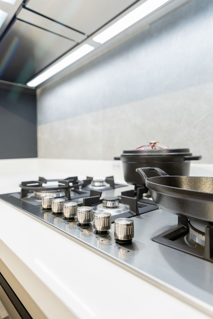 Um fogão com panelas e frigideiras