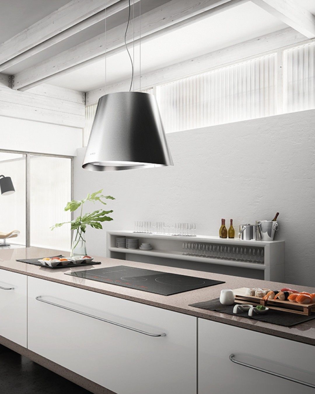 Uma cozinha com armários brancos e fogão preto.