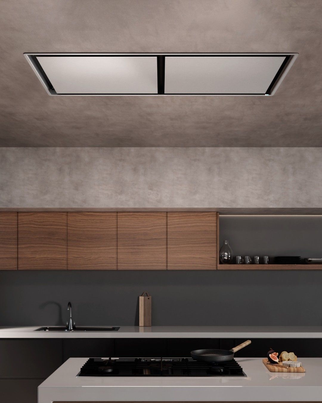 Uma cozinha com fogão, forno e ventilador de teto