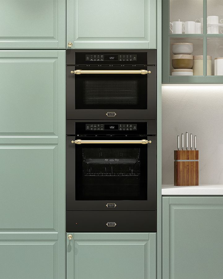 Uma cozinha com armários verdes e forno preto