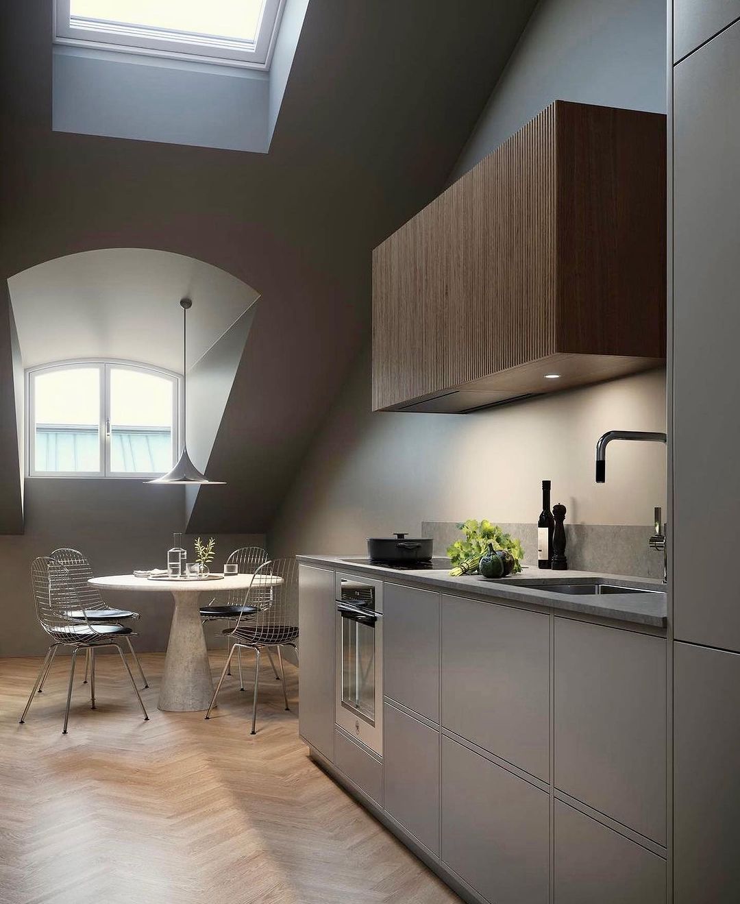 Uma cozinha com mesa e cadeiras e uma clarabóia