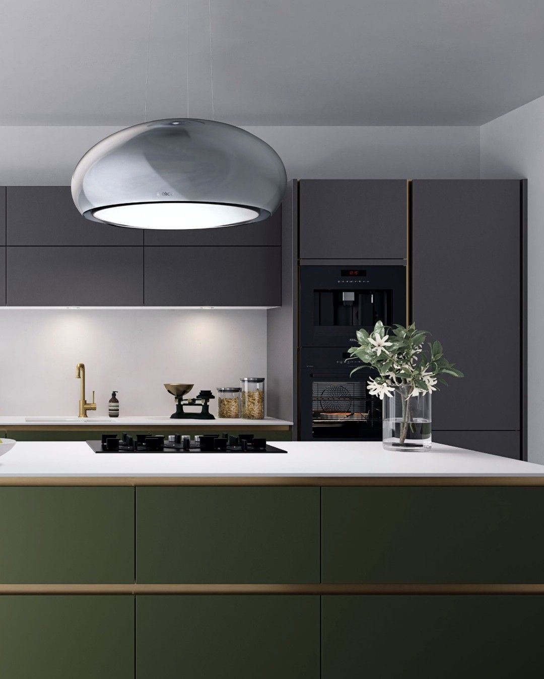 Uma cozinha com armários verdes e bancada branca.