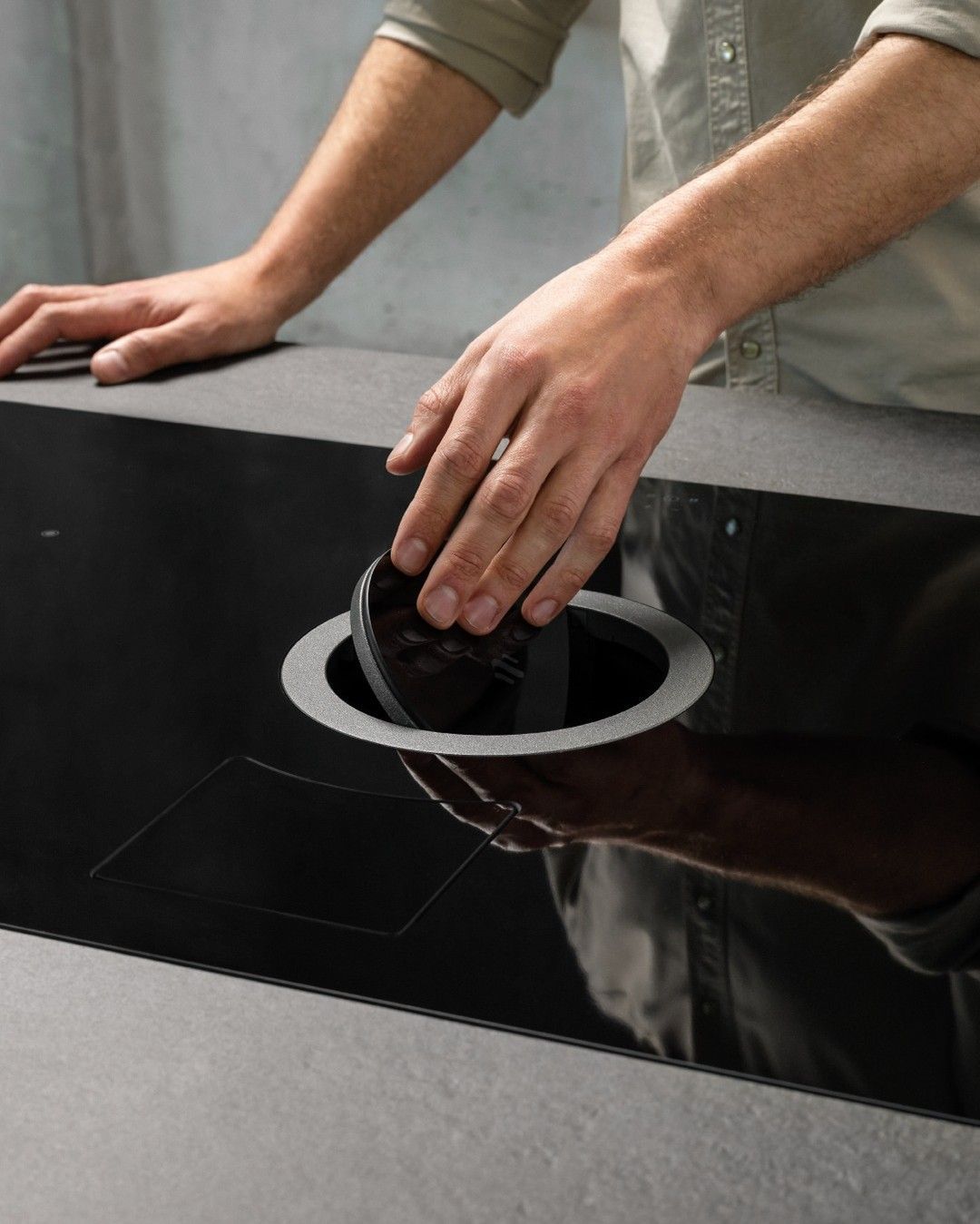 Um homem está limpando um fogão com as mãos