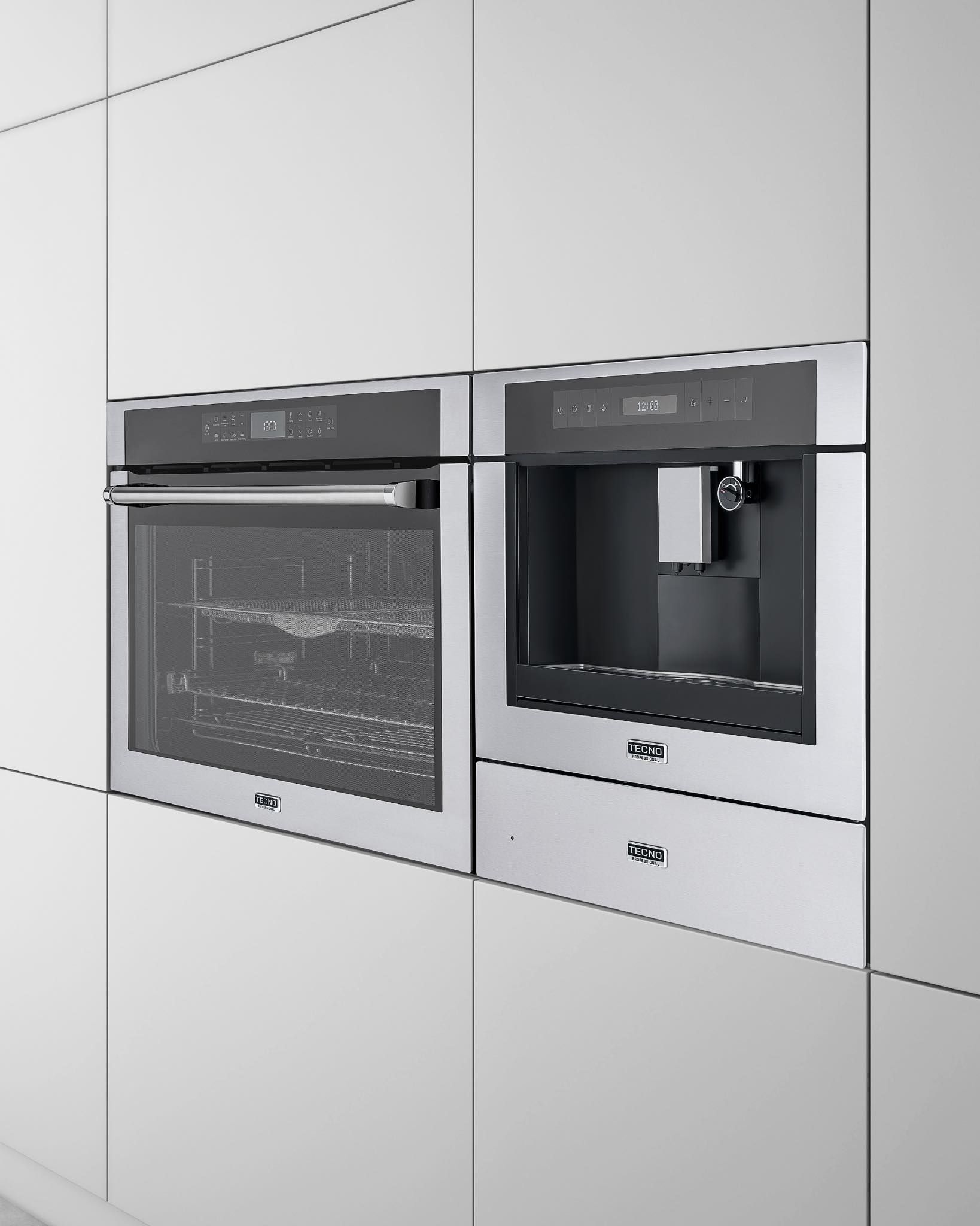 Um forno de aço inoxidável e uma cafeteira na cozinha