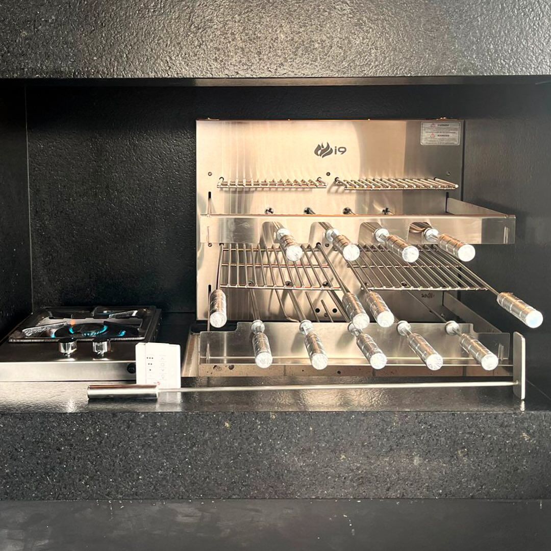 Uma grelha de aço inoxidável com um fogão ao fundo