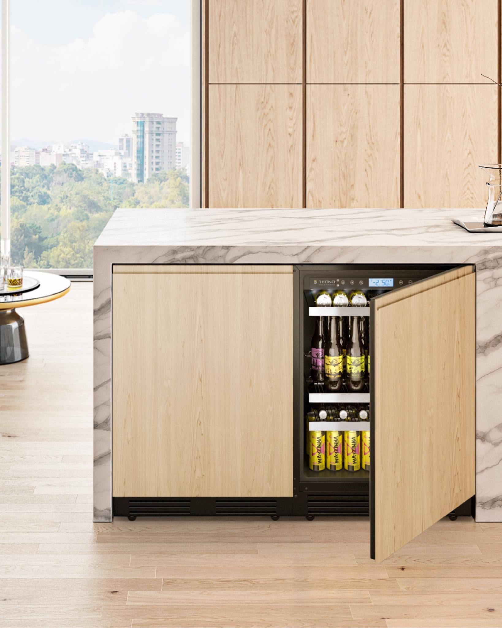 Uma geladeira com garrafas e latas dentro de uma cozinha.