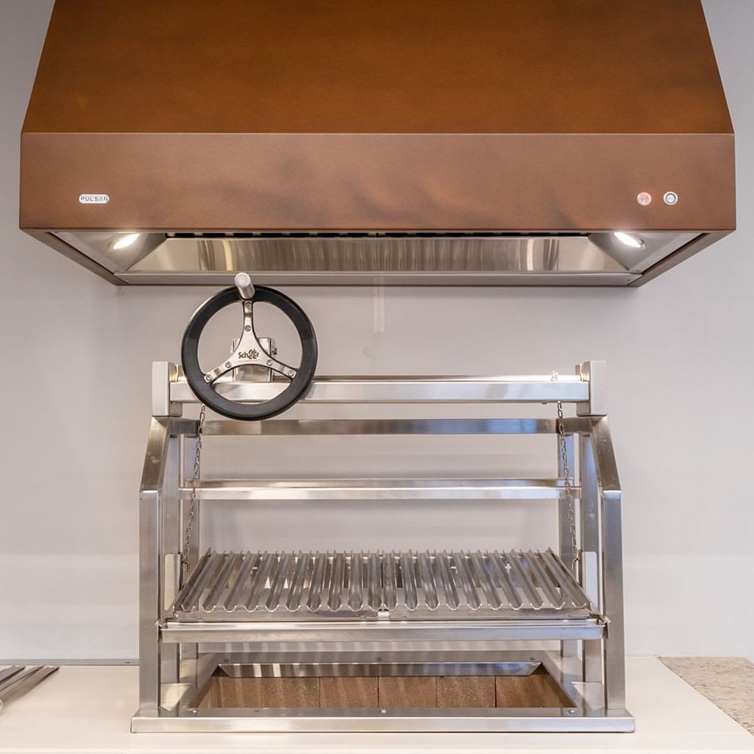 Uma grelha de aço inoxidável com uma cobertura de madeira acima