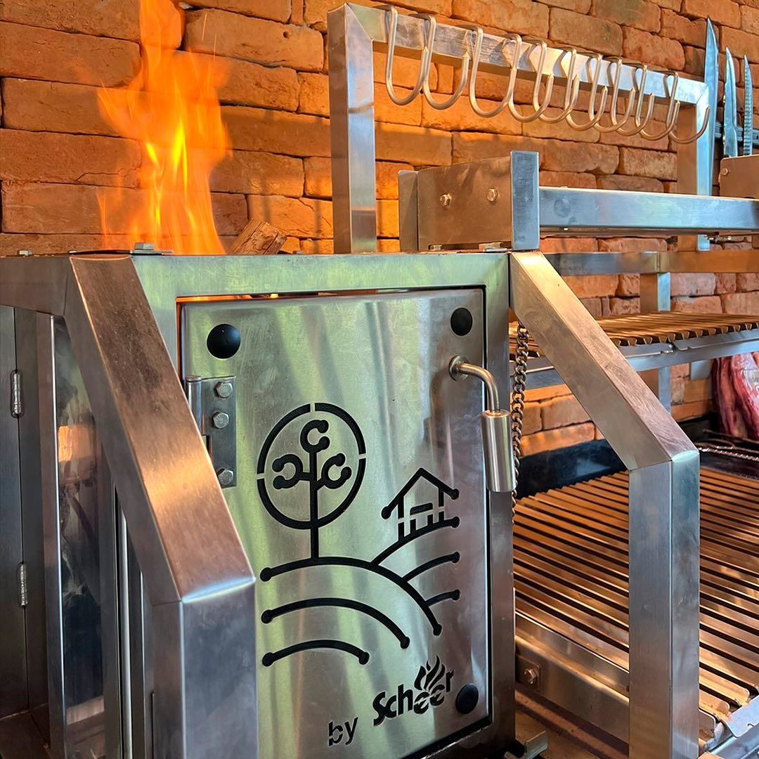 Uma grelha de aço inoxidável com o desenho de uma árvore