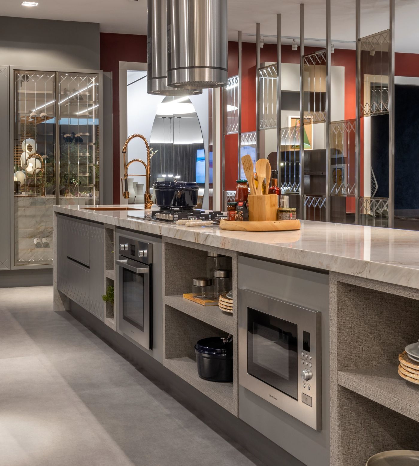 Uma cozinha com fogão, forno e micro-ondas