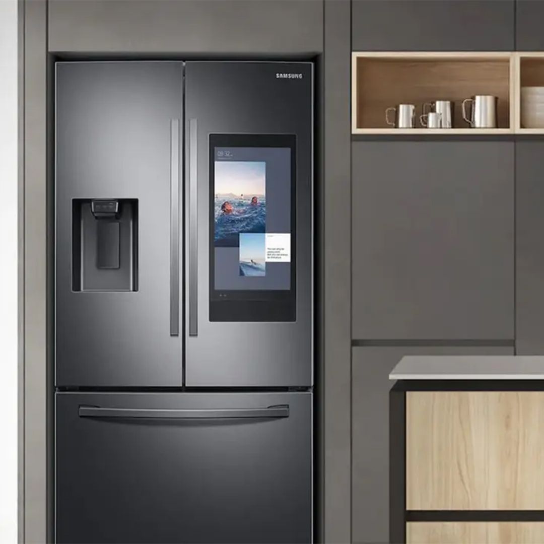 Cozinha com armários brancos, fogão, forno, pia e exaustor.