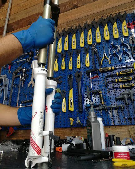 Esperto che ripara una bici