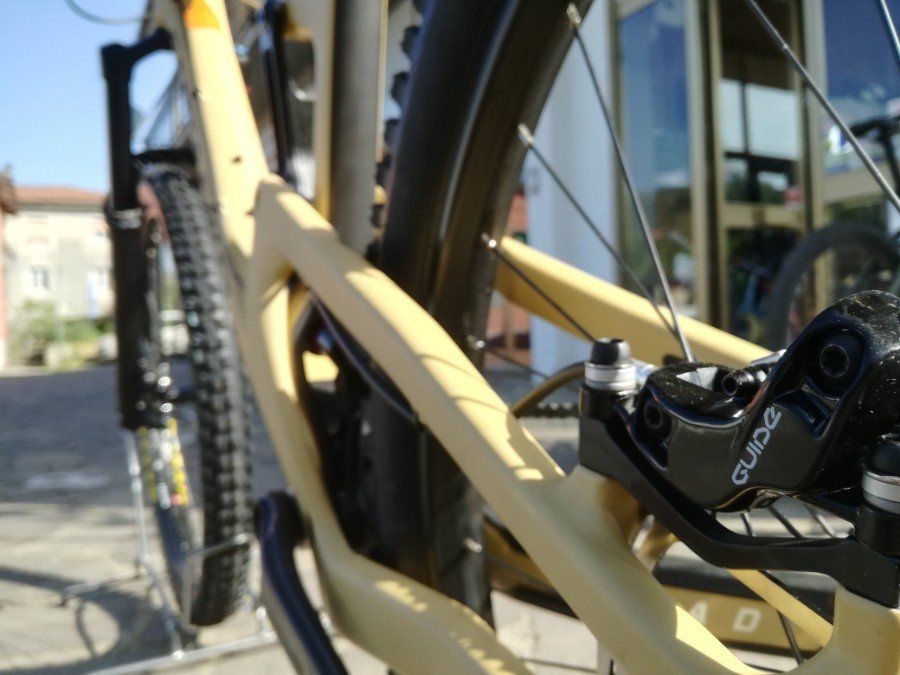 Dettagli mountain bike dorata