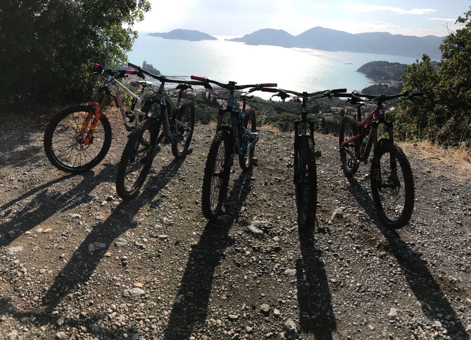 Biciclette con la riviera sullo sfondo