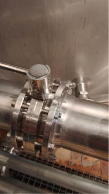 Tubo de acero inoxidable con válvula de mariposa.