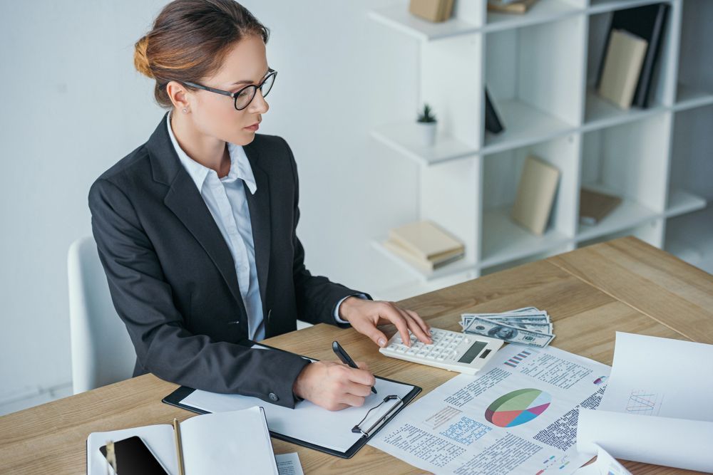 mujer trabajando en su escritorio