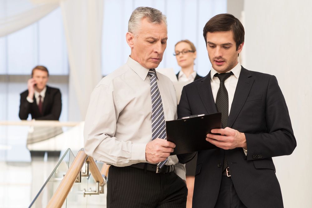 2 personas revisando unos resultados