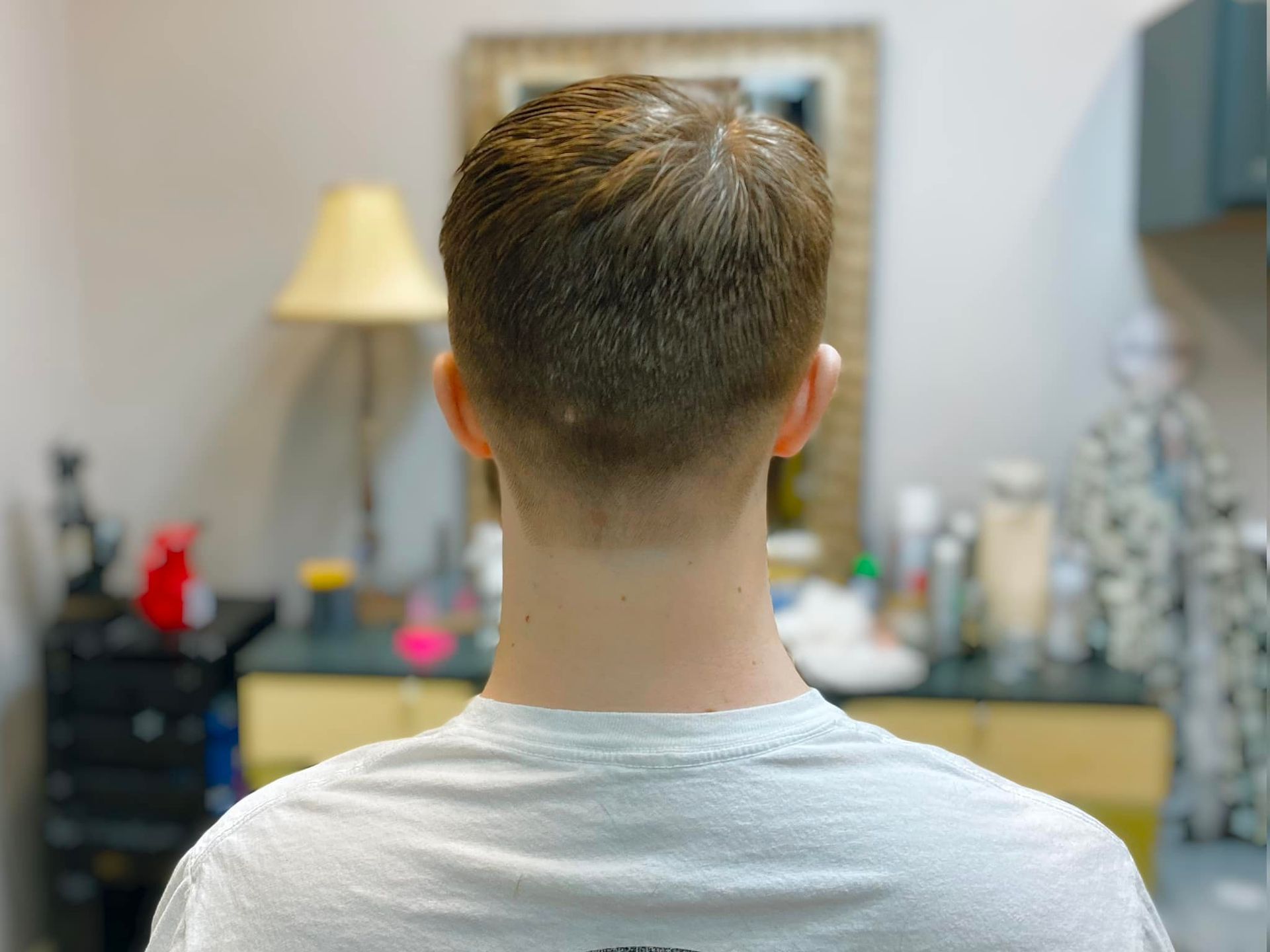 The back of a man 's head is shown in a salon.