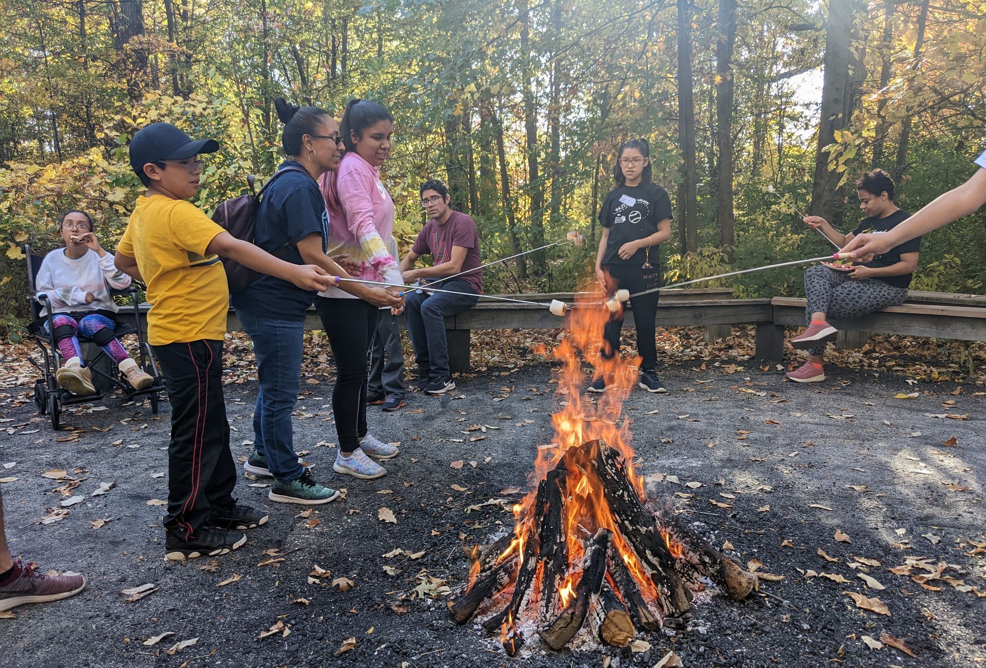 KEEN make s'mores around a campfire