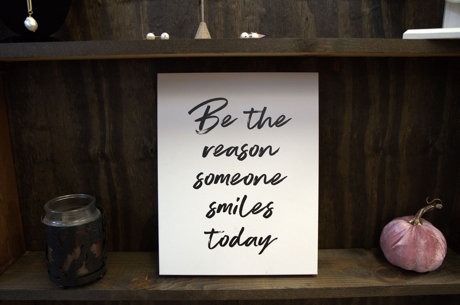 A white sign with black calligraphy reading 