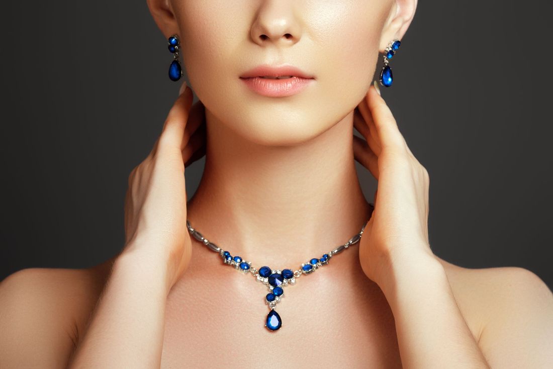 collana e orecchini con pietre preziose blu
