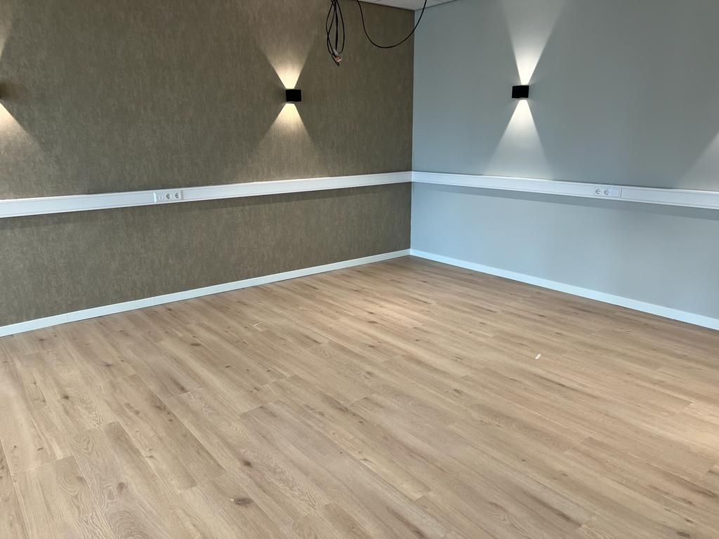 Een lege kamer met houten vloeren en muren