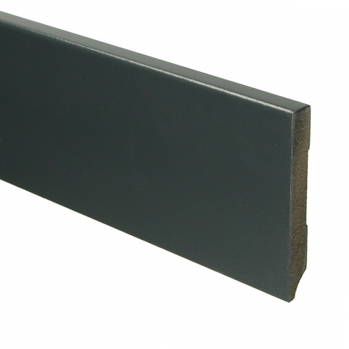 Een stuk zwart metaal op een witte achtergrond