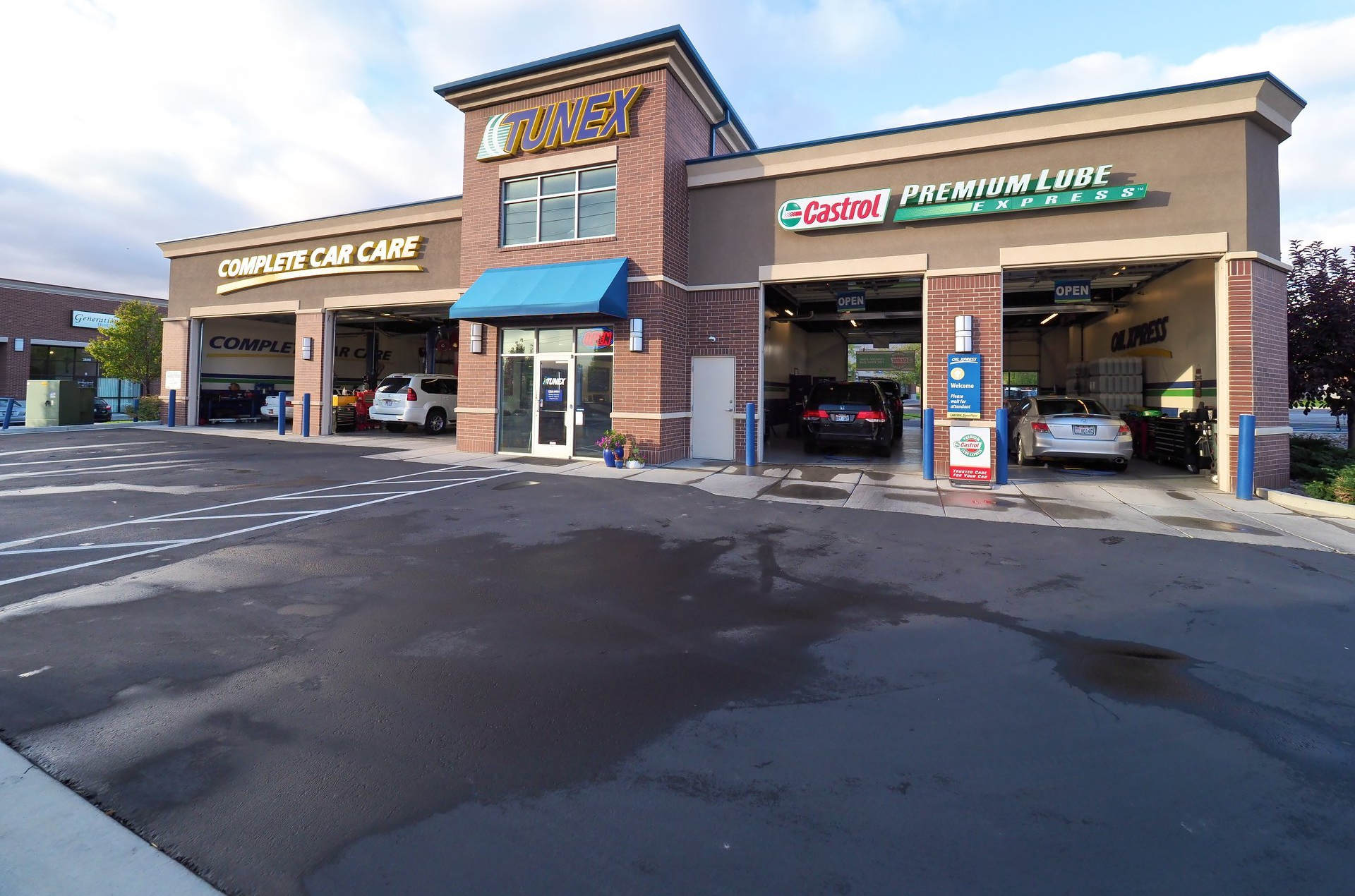 A car wash with cars parked in front of it