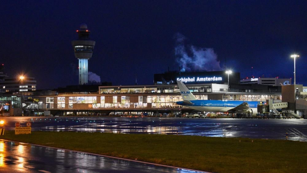 Er staat s nachts een vliegtuig op de landingsbaan van luchthaven Schiphol door taxi amstelveen gebracht
