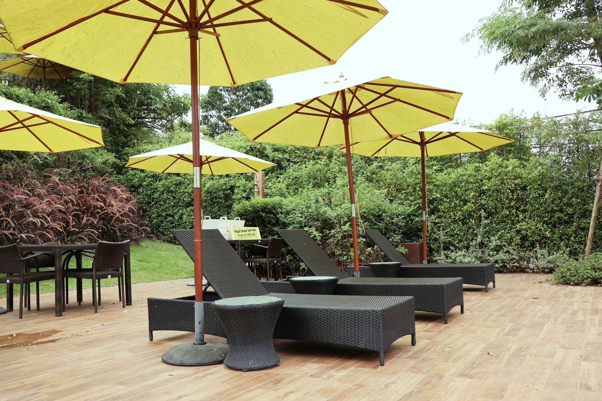 Ragazza con i capelli biondi ricci e gli occhi azzurri, che indossa un vestito grigio scintillante con un fiocco rosa.