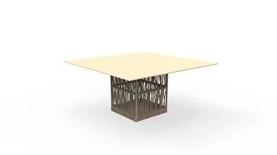 Tavolo quadrato con piano chiaro e base quadrata intrecciata su sfondo bianco.