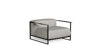 Poltrona imbottita grigia con struttura in metallo nero.