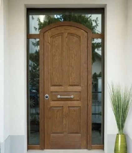 Porta in legno con finestre ad arco nella parte superiore e laterali. Porta marrone con maniglia e finiture argentate.