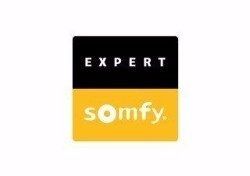 Logo Somfy Expert: rettangolo nero con la scritta "EXPERT" sopra il rettangolo giallo con la scritta "Somfy".