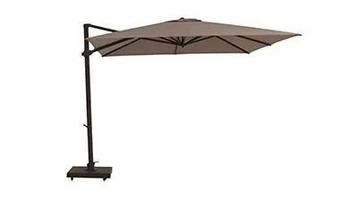 Ombrellone da giardino a sbalzo, con tettuccio marrone, su palo e base in metallo scuro.