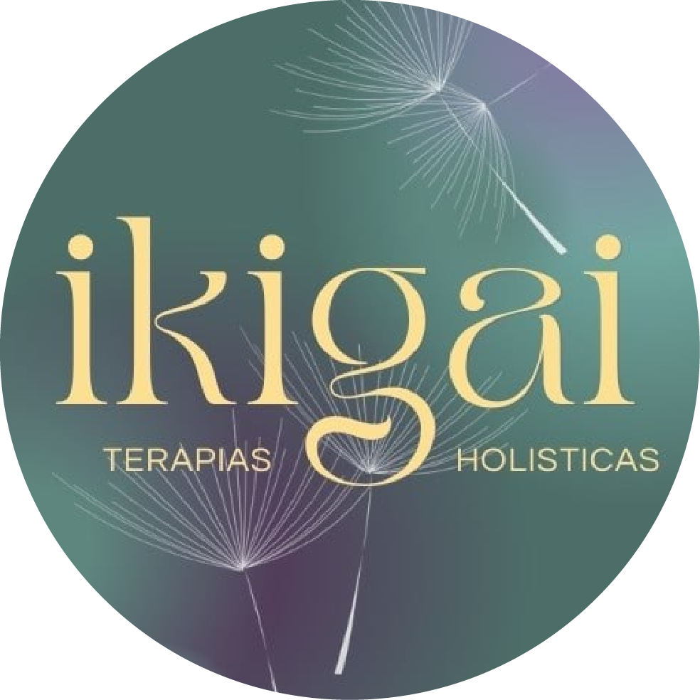Logotipo para Ikigai Holistic Therapies; texto dorado sobre fondo verde azulado con ilustraciones de dientes de león.