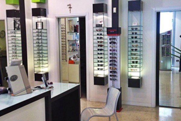 degli occhiali esposti in un negozio