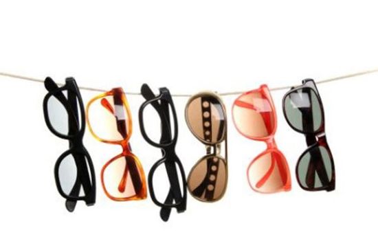 degli occhiali da sole di diversi colori appesi a un filo