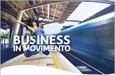 una scritta Business in Movimento, una ragazza che salta e accanto un treno che passa