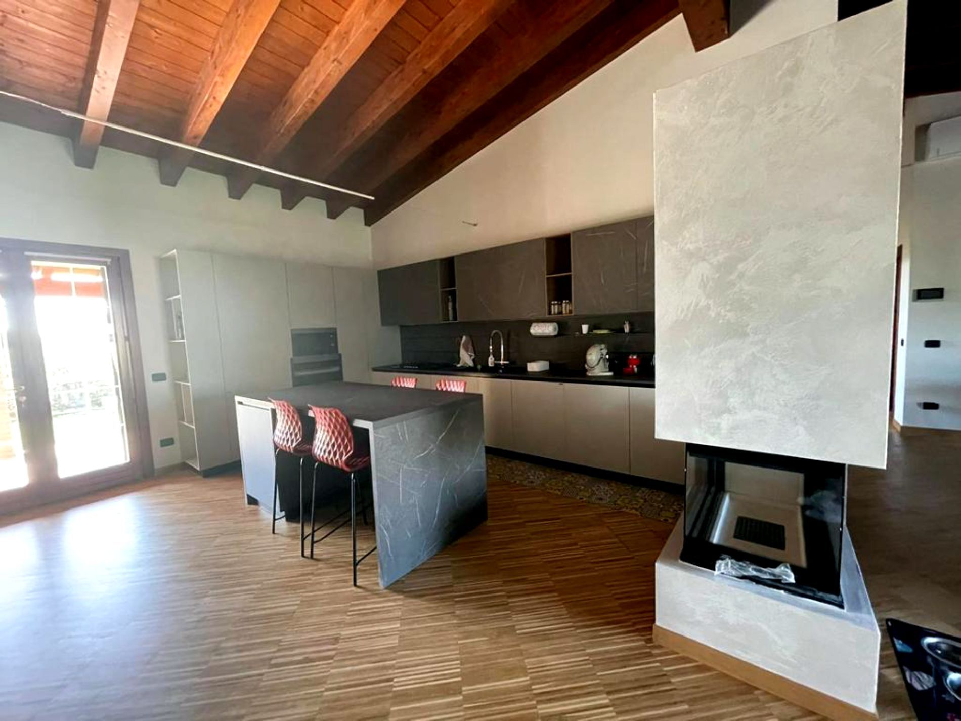 posa di pavimenti di legno